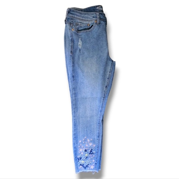 Seven Medium Wash High-Waisted Floral Embroidered Raw Hem Cropped Skinny Jeans - Picture 5 of 6